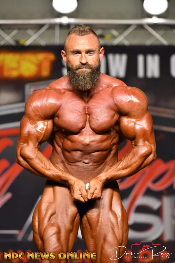 3 Exclusive Posing Tricks That Will Make Your Bodybuilding Photos Look Incredible